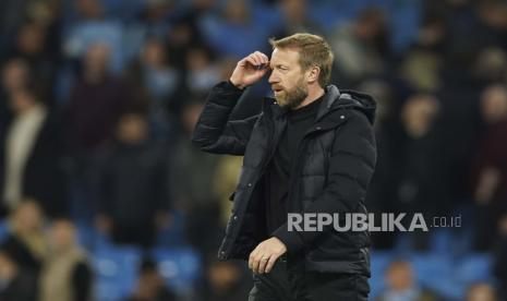 Pelatih kepala Brighton Graham Potter memberi tepuk tangan kepada para penggemar di akhir pertandingan sepak bola Liga Premier Inggris antara Manchester City dan Brighton and Hove Albion di Stadion Etihad di Manchester, Inggris, Rabu, 20 April 2022.