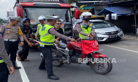 Polisi menindak rombongan konvoi simpatisan partai politik yang gunakan knalpot blombongan di Sleman, Ahad (12/2). 