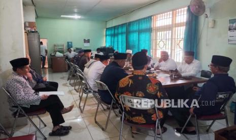 MUI Kota Tasikmalaya menggelar musyawarah. MUI Tasikmalaya merekomendasikan KH Ate Mushodiq untuk diberhentikan dari jabatannya.