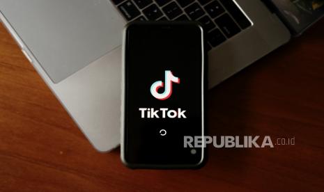 Logo aplikasi Tiktok digambarkan pada smartphone. Sekitar 19 dari 50 negara bagian AS setidaknya memblokir akses ke TikTok.