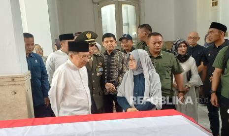 Mantan Wakil Presiden RI Jusuf Kalla beserta istri bertakziah melayat almarhum mantan Gubernur Jabar periode 1970-1975 di Makodam III Siliwangi, Kota Bandung, Selasa (5/3/2024). 