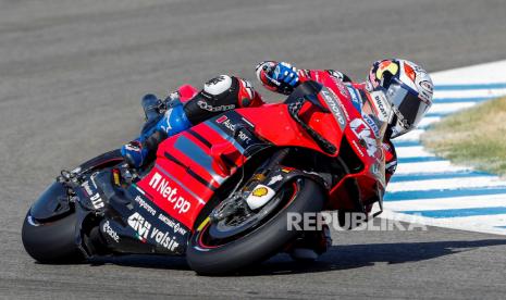 Pembalap MotoGP Italia Andrea Dovizioso, Tim Ducati, mengambil tikungan selama sesi pelatihan gratis untuk Grand Prix sepeda motor Andalusia yang diadakan di sirkuit Jerez-Angel Nieto di Jerez de la Frontera, Spanyol, 24 Juli 2020. Grand Prix Andalusia akan menjadi diadakan 26 Juli 2020 mendatang.