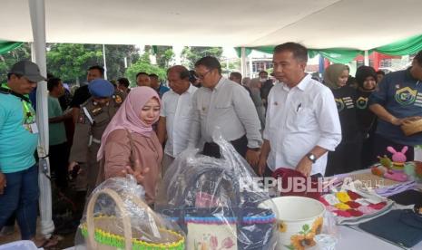 Penjabat (Pj) Gubernur Jawa Barat Bey Machmudin meninjau stan dalam momen peringatan Hari Pangan Sedunia ke-43 tingkat Provinsi Jabar atau Jabar Food Fest digelar di Lapang Merdeka, Kota Sukabumi, Sabtu (25/11/2023).