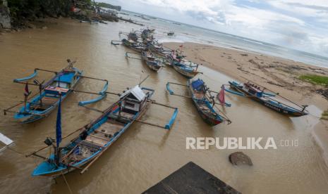 Sejumlah kapal nelayan bersandar karena memilih tidak melaut akibat cuaca dan kenaikan harga BBM di Bayah, Kabupaten Lebak, Banten, Rabu (30/3/2022). 