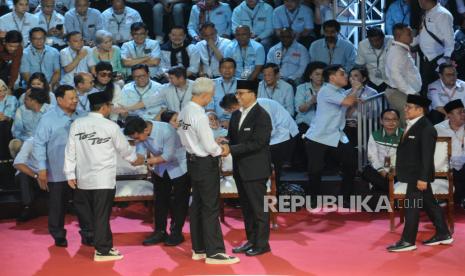 Capres dan cawapres nomor 1,2 dan 3 saat menhgadiri sesi debat perdana Calon Presiden dan Calon Wakil Presiden di Halaman gedung Komisi Pemilihan Umum (KPU), Jakarta, Selasa (12/12/2023). Debat capres perdana mengangkat tema Hukum, HAM, Pemerintahan, Pemberantasan Korupsi, Penguatan Demokrasi, kerukunan masyarakat, dan pelayanan publik.  Debat tersebut berlangsung selama 120 menit yang terdiri dari 6 segmen dan 18 pertanyaan yang dipandu oleh moderator Ardianto Wijaya dan Valerina Daniel.