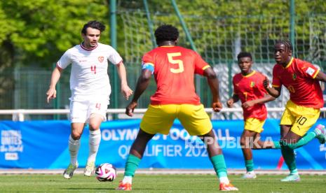 Pemain Timnas Indonesia U-23 Nathan Tjoe-A-On berebut bola dengan pemain timnas Guinea U-23 pada pertandingan playoff Olimpiade Paris 2024 yang berlangsung di INF Clairefontaine, Paris, Prancis, Kamis (9/5/2024) malam WIB. Pertandingan berakhir dengan skor 0-1 untuk kemenangan Guinea. Gol Guinea tercipta lewat tendangan penalti Illaix Moriba menit ke-29. Dengan hasil ini Indonesia gagal berlaga di Olimpiade Paris 2024.