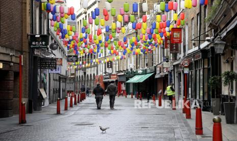  Orang-orang berjalan melalui China Town yang tenang di London, Rabu, 6 Januari 2021. Perdana Menteri Inggris Boris Johnson telah memerintahkan penutupan nasional baru untuk Inggris yang berarti orang-orang hanya akan dapat meninggalkan rumah mereka karena alasan yang terbatas, dengan langkah-langkah diharapkan dapat dilakukan. tetap di tempat sampai pertengahan Februari.