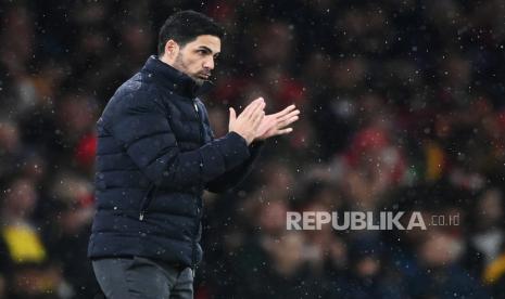  Manajer Arsenal Mikel Arteta memberi isyarat di pinggir lapangan selama pertandingan sepak bola Liga Premier Inggris antara Arsenal FC dan Liverpool FC di London, Inggris, 16 Maret 2022.