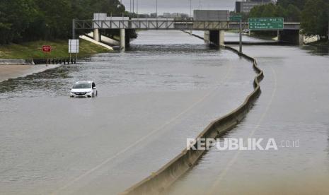 Sebuah kendaraan terendam banjir di jalan raya Houston, Texas, Amerika Serikat pada Senin (8/7/2024).