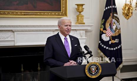  Presiden AS Joe Biden berbicara dalam sebuah acara tentang tanggapan Covid-19 pemerintahannya di Ruang Makan Negara Gedung Putih di Washington, DC, AS, pada 21 Januari 2021. Biden dalam hari penuh pertamanya di kantor berencana untuk mengeluarkan satu set sweeping perintah eksekutif untuk mengatasi pandemi Covid-19 yang mengamuk untuk dengan cepat membalikkan atau memperbarui banyak kebijakan pendahulunya yang paling banyak dikritik.