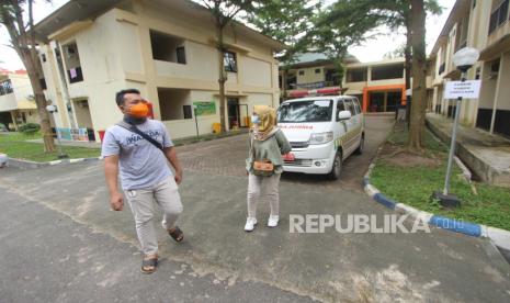 Dua orang pasien positif COVID-19 yang telah sembuh berjalan keluar. Sebagian besar pasien terkonfirmasi positif Covid-19 di Kabupaten Indramayu dinyatakan sembuh. Pasien yang masih menjalani perawatan pun hanya tinggal tersisa satu orang.