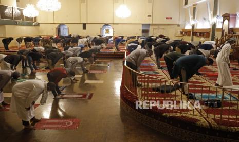 Sejumlah umat Muslim melaksanakan shalat tarawih di Pusat Komunitas Muslim Chicago, Senin (12/4). Umat Muslim di AS tergolong multietnis dan nasionalitas. Tercatat jumlah umat Muslim Chicago mencapai angka 350 ribu jiwa atau lima persen dari populasi. Terdapat pula penganut Islam yang merupakan warga kulit putih AS dan Hispanik (keturunan latin). Namun, sejak lama Chicago terkenal sebagai wilayah konsentrasi kaum Muslim Afro-Amerika. Meski berbeda bahasa, adat maupun budaya, akan tetapi dalam beberapa kesempatan, terutama pada ibadah shalat serta aktivitas Ramadhan, satu sama lain akan menanggalkan perbedaan untuk bersatu di bawah panji kitab suci Alquran dan sunnah Nabi. Umat Muslim Chicago benar-benar menikmati perbedaan yang ada dan mempererat tali ukhuwah di saat bersamaan. (AP Photo/Shafkat Anowar)