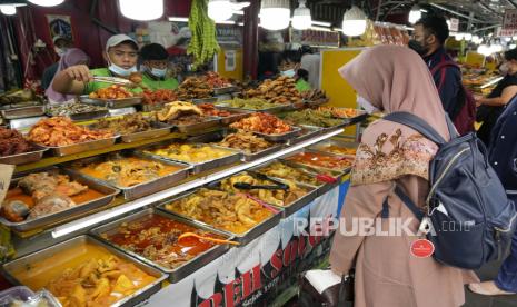 Seorang pekerja menyajikan makanan buka puasa kepada pelanggan untuk berbuka puasa di food court pinggir jalan selama Ramadhan di Jakarta, Indonesia, Rabu, 13 April 2022.  Jadikan Puasa Ramadhan Perbaiki Pola Hidup Jadi Lebih Sehat