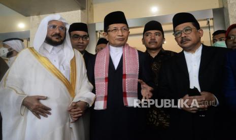 Menteri Urusan Islam, Dakwah dan Penyuluhan Arab Saudi Syaikh Dr. Abdullatif bin Abdulaziz Al-Syaikh (kiri) didampingi Imam Besar Masjid Istiqlal Nasaruddin Umar (tengah) dan Wakil Menteri Agama Zainut Tauhid Sa