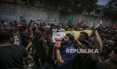 Para pelayat menghadiri pemakaman empat warga Palestina, tiga bersaudara dari keluarga Al-Nejm dan satu lagi korban serangan udara Israel pada 07 Agustus di Jalur Gaza utara, di kamp pengungsi Jabaliya, Jalur Gaza utara, 08 Agustus 2022. Militan Israel dan Palestina di Gaza mengkonfirmasi gencatan senjata yang dimediasi Mesir yang mulai berlaku pada 07 Agustus 2022, pukul 23:30 waktu setempat (20:30 GMT), setelah tiga hari saling bertukar serangan roket dan serangan udara yang mengakibatkan kematian sedikitnya 44 warga Palestina dan cedera. 360 lainnya, menurut Kementerian Kesehatan Palestina. Ikadi Kecam Agresi Israel ke Gaza