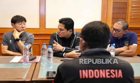 Ketua PSSI Erick Thohir menemui official dan para pemain timnas U-23 di Star Convention Hotel Rayong, Thailand, Sabtu (26/8/2023). 