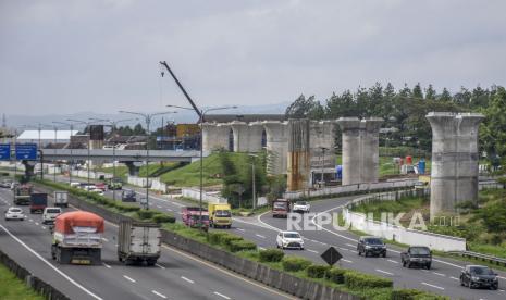 Kendaraan melintas di dekat kontruksi tiang pancang untuk jalur kereta pada proyek Kereta Cepat Jakarta-Bandung di kawasan Jalan Tol Padaleunyi, Kota Cimahi, Senin (8/2). Pemerintah memastikan adanya komitmen kuat untuk menjaga tata kelola Lembaga Pengelola Investasi (LPI) bernama Indonesia Investment Authority (INA) agar terhindar dari risiko tindak kriminal. 