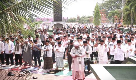 Warga melaksanakan sholat Istisqa di Alun-Alun Ciamis, Kabupaten Ciamis, Jawa Barat, Rabu (18/10/2023). 