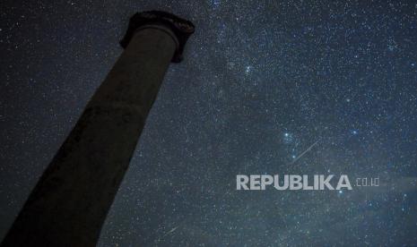 Meteor melesat di langit selama hujan meteor Perseid di atas situs arkeologi Stobi, dekat Negotino, Republik Makedonia Utara, 12 Agustus 2021. Apakah Isra Mi'raj Terjadi Hanya Sekali atau Berkali-kali?