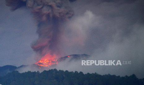 Gunung Marapi mengeluarkan batu panas saat erupsi terlihat dari Batang Silasiah, Nagari Bukik Batabuah, Agam, Sumatera Barat, Sabtu (13/1/2024) dini hari. Pos Pengamatan Gunung Api (PGA) Bukittinggi mencatat telah terjadi erupsi dengan amplitudo maksimum 30.3 mm dan durasi sekitar 34 detik pada Sabtu pukul 01.42 WIB dengan dentuman terdengar keras pada radius 4,7 kilometer dari kawah dan disusul lontaran batu panas.