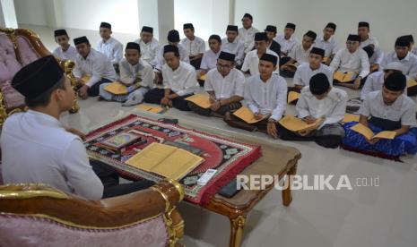 Sejumlah santri mengikuti kajian kitab kuning di Pondok Pesantren Darussalam, Kabupaten Ciamis, Jawa Barat (ilustrasi). Belajar ilmu harus senantiasa disertai dengan tawadhu dan patuh guru agar berkah  