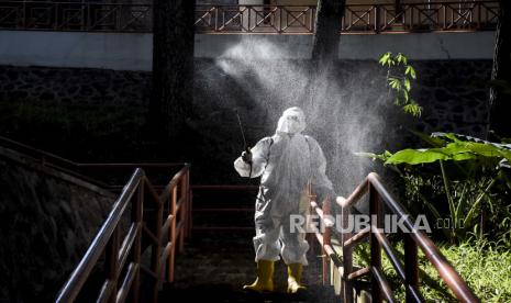 Petugas menyemprotkan cairan disinfektan di area rumah isolasi mandiri (ilustrasi)