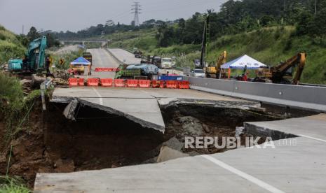 Pekerja beraktivitas di dekat ruas Tol Bogor-Ciawi-Sukabumi (Bocimi) yang longsor di Cicurug, Kabupaten Sukabumi, Jawa Barat, Jumat (5/4/2024). 