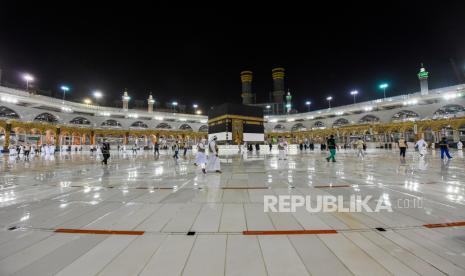 Tiba di Makkah, Jamaah Haji Laksanakan Thawaf Tahiyyah. Foto: Orang-orang terlihat selama kegiatan pelatihan mensimulasikan kedatangan jamaah haji ke 