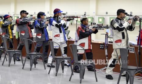 Sejumlah atlet menembak mengikuti pertandingan babak kualifikasi nomor 10 Meter Air Rifle Mixed Team PON Papua di Lapangan Tembak Indoor Kampung Harapan, Sentani, Kabupaten Jayapura, Papua, Kamis (7/10/2021). 