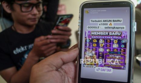 Warga melihat iklan judi online melalui gawainya di Bogor, Jawa Barat,  Rabu (26/6/2024). Menteri Koordinator Bidang Politik, Hukum dan Keamanan (Menko Polhukam) sekaligus Ketua Satgas Judi Online, mengatakan 5 provinsi terbesar secara jumlah masyarakatnya yang sudah terpapar judi online berdasarkan data dari Pusat Pelaporan dan Analisis Transaksi Keuangan (PPATK) adalah provinsi Jawa Barat (Jabar) yang paling tinggi dengan nilai transaksi mencapai Rp 3,8 triliun. 