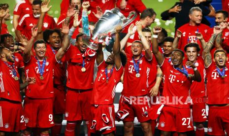 Kingsley Coman (Tengah) mengangkat trofi saat rekan satu timnya merayakan kemenangan setelah memenangkan final Liga Champions UEFA antara Paris Saint-Germain dan Bayern Munich di Lisbon, Portugal, 23 Agustus 2020. Bayern Munich menang 1-0.