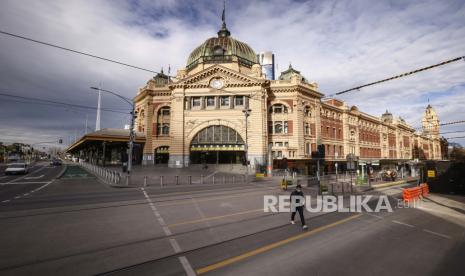  Seorang diri melintasi Flinders Street yang sepi di Melbourne, Victoria, Australia, 11 Agustus 2021. Penguncian Regional Victoria telah berakhir, tetapi orang-orang di Melbourne masih beberapa hari untuk mengetahui kapan penguncian mereka akan berakhir.