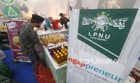 Peserta menata dagangannya saat pameran produk Usaha Mikro Kecil Menengah (UMKM) yang diselenggarakan Lembaga Perekonomian Nahdlatul Ulama (LPNU) Kota Kediri di Kota Kediri, Jawa Timur, Ahad (20/2/2022). Pameran produk UMKM tersebut sebagai upaya LPNU Kota Kediri melakukan pendampingan dan pelatihan kepada masyarakat yang ingin berwirausaha melalui program Ngaji Preneur. 