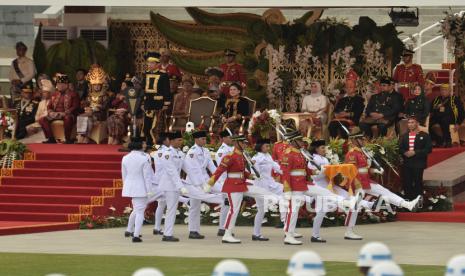 Anggota Paskibraka 2024 bersiap membawa duplikat Bendera Pusaka untuk dikibarkan dalam upacara Peringatan Detik-detik Proklamasi Kemerdekaan Republik Indonesia (RI) di lapangan upacara Istana Negara Ibu Kota Nusantara (IKN), Penajam Paser Utara, Kalimantan Timur, Sabtu (17/8/2024). Upacara dalam rangka hari ulang tahun (HUT) ke-79 RI tersebut mengusung tema Nusantara Baru Indonesia Maju.