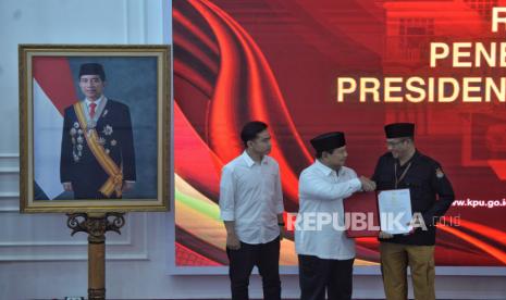 Pasangan calon Presiden dan Wakil Presiden nomor urut 2 Prabowo Subianto-Gibran Rakabuming Raka menerima berita acara dalam rapat pleno penetapan pasangan calon presiden dan wakil presiden terpilih pemilihan umum 2024 di Gedung KPU, Jakarta, Rabu (24/4/2024). KPU resmi menetapkan pasangan calon presiden dan wakil presiden nomor urut 2 Prabowo Subianto dan Gibran Rakabuming Raka sebagai presiden dan wakil presiden terpilih periode tahun 2024-2029 dalam Pemilihan Umum 2024.