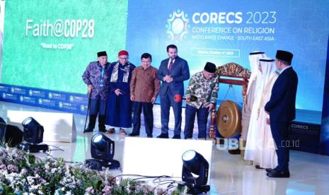 Anggota Majelis Hukama Muslimin (MHM) asal Indonesia Profesor Quraish Shihab, Mantan Wakil Presiden Indonesia, Jusuf Kalla (JK), Sekretaris Jenderal MHM Konselor Mohamed Abdelsalam, Wakil Menteri Agama Saiful Rahmat Dasuki, Anggota Komite Eksekutif MHM TGB M Zainul Majdi saat membuka Konferensi Agama dan Perubahan Iklim Asia Tenggara 2023 yang diselenggarakan MHM di Jakarta, Rabu (4/10/2023) 