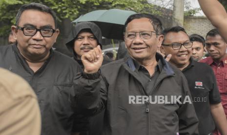 Calon Wakil Presiden nomor urut 3 Mahfud MD (kanan) berjalan memasuki ruangan untuk menghadiri Ngobrol Santai Bersama Generasi Milenial di Bandung Interactive Hub, Bandung, Jawa Barat, Sabtu (9/12/2023). Dalam kegiatan yang bertepatan dengan peringatan Hari Antikorupsi Sedunia 2023 tersebut Mahfud MD menyampaikan pentingnya peranan generasi milenial untuk mengawasi kekuasaan, mencegah dan memberantas korupsi.