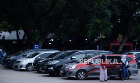 Warga memarkirkan kendaraan di Lapangan Parkir IRTI Monas, Jakarta, Sabtu (4/2/2023). Kendaraan yang tidak lulus uji emisi akan mendapat disinsentif biaya parkir.