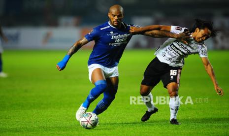 Striker Persib Bandung David Da SIlva  berebut bola dengan g pemain  Bali United Hariyono pada laga penyisihan Grup C Piala Presiden  antara Persib Bandung melawan Bali United di Stadion GBLA, Bandung, Ahad (12/6/2022). Laga berakhir imbang dengan skor 1-1.