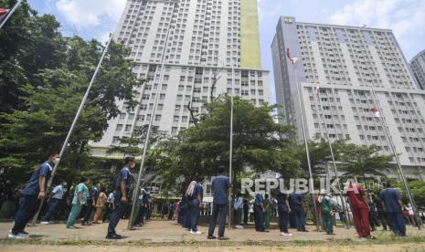 Sejumlah tenaga kesehatan dan non tenaga kesehatan menghadiri peringatan Hari Kesehatan Nasional (HKN) ke-56 di Rumah Sakit Darurat COVID-19 Wisma Atlet Kemayoran di Jakarta, Kamis (12/11/2020). Dalam peringatan tersebut Kementerian Kesehatan mengajak masyarakat untuk memperingatinya dengan gerakan tepuk tangan selama 56 detik, sebagai bentuk apresiasi kepada para tenaga kesehatan dan masyarakat yang melaksanakan protokol kesehatan untuk mencegah penularan COVID-19.