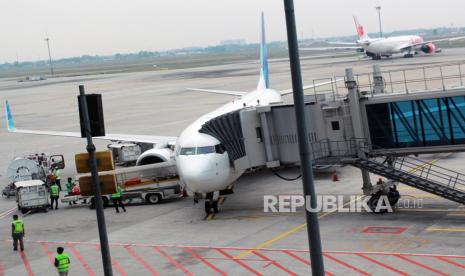 Sejumlah pekerja menyiapkan pesawat untuk terbang membawa penumpang di Terminal 3 Bandara Soekarno-Hatta, Tangerang, Banten, Jumat (10/7). Direktur Utama PT Angkasa Pura (AP) II (Persero) Muhammad Awaluddin mengungkapkan trafik penumpang yang perlahan mulai meningkat memberikan dampak langsung terhadap industri penerbangan. Dia mengatakan pada Juli 2020 pergerakan penumpang di 19 bandara AP II sudah mencapai 1,5 juta orang.