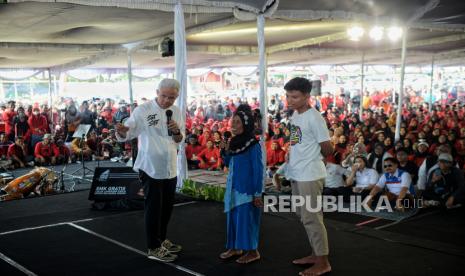 Calon presiden nomor urut 3 Ganjar Pranowo (kiri) berbincang dengan warga saat menghadiri peluncuran program SMK gratis bagi keluarga miskin di Lapangan Pule, Kabupaten Wonogiri, Jawa Tengah, Jumat (29/12/2023). Pada kesempatannya, Ganjar Pranowo menyampaikan gagasannya terkait komitmen untuk program SMK gratis untuk keluarga tidak mampu sebagai upaya mengatasi kemiskinan dengan meningkatkan kualitas sumber daya manusia melalui sektor pendidikan.