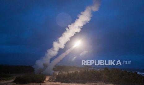 Dalam foto yang dirilis oleh Kementerian Pertahanan Korea Selatan melalui Yonhap ini, sebuah rudal ditembakkan selama pelatihan bersama antara AS dan Korea Selatan di lokasi yang dirahasiakan di Korea Selatan, Senin, 6 Juni 2022. 