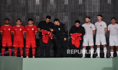 Ketua Umum PSSI Erick Thohir (keempat kiri) bersama Menteri Pemuda dan Olahraga Dito Ariotedjo (keempat kanan) dan Pelatih Timnas Indonesia Shin Tae Young (tengah) bersama para pemain saat launching jersey baru Timnas Indonesia di Bengke Space, SCBD, Jakarta, Senin (18/3/2024). Penyedia apparel terbaru timnas Erspo resmi meluncurkan jersey baru Timnas Indonesia yang terinspirasi dari kostum skuad timnas Indonesia pada tahun 1981.