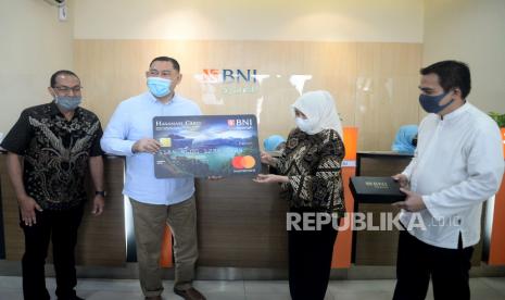 Direktur Utama BNI Syariah Abdullah Firman Wibowo menyerahkan secara simbolis BNI iB Hasanah Card dan cinderamata kepada nasabah di Kantor BNI Syariah Cabang BSD, Tangsel, Banten Jumat (4/9). BNI Syariah berharap peringatan Hari Pelanggan Nasional ini bisa menjadi momentum mengimplementasikan Hasanah Ultimate Service kepada pelanggan dan memberikan nilai tambah bagi bisnis bank syariah.Prayogi/Republika.