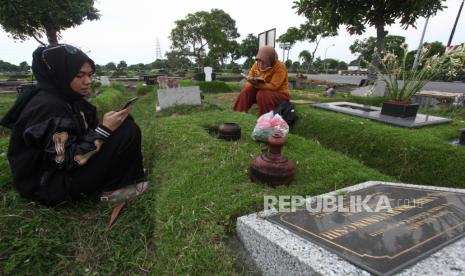 Warga berziarah makam kerabat di Tempat Pemakaman Umum (TPU) Keputih, Surabaya, Jawa Timur, Sabtu (18/3/2023). Menjelang bulan suci Ramadhan, umat Islam melakukan ziarah kubur untuk mendoakan sanak keluarga dan kerabat yang sudah meninggal. rwa.