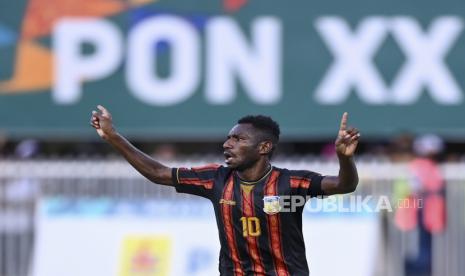 Pesepak bola ti,m Papua Ricky Ricardo Cawor melakukan selebrasi usai berhasil membobol gawang lawan.  Persija Jakarta resmi merekrut Ricky Ricardo Cawor, penyerang tersubur di PON 2021, Papua, dengan 11 gol, untuk menambah kualitas skuad mulai musim 2022/2023. 