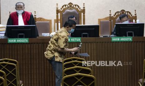 Terdakwa Direktur Utama PT ASABRI periode 2016-2020 Letjen Purn Sonny Widjaja (tengah) dalam sidang pembacaan kasus korupsi ASABRI di Pengadilan Tipikor, Jakarta. Pihak Kejaksaan Tinggi DKI Jakarta telah memastikan mengajukan kasasi atas putusan pengadilan banding para terdakwa kasus dugaan korupsi ASABRI. (ilustrasi)