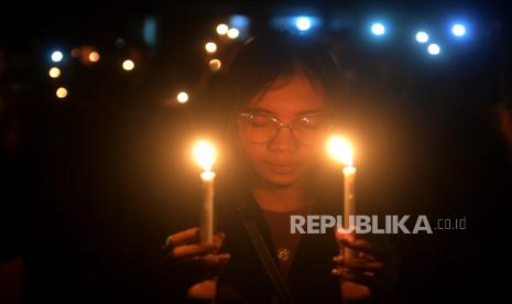 Gabungan suporter berdoa bersama  untuk korban tragedi Kanjuruhan di Stadion Mandala Krida, Yogyakarta. Polda Jatim akan autopsi dua aremania yang meninggal dunia dalam tragedi Kanjuruhan.