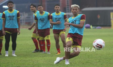 Pesepak bola Persik Kediri Vava Mario Zagalo (kanan) menendang bola saat latihan perdana usai libur panjang,  di Stadion Brawijaya Kota Kediri, Jawa Timur, Selasa (11/8/2020). Persik Kediri kembali menggelar latihan untuk mengembalikan stamina dan kerja sama tim sebagai persiapan menjelang digulirkannya kembali kompetisi Liga 1 usai berhenti akibat pandemi COVID-19. 